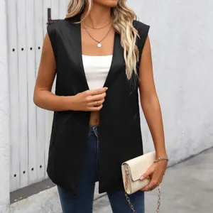 Vista detallada del elegante chaleco sin mangas de cuero sintético negro para mujer.