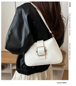 Elegante borsa a tracolla a baguette in pelle bianca con fibbia metallica chic.