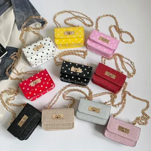 Stijlvolle dames mini schoudertas crossbody tas met ketting, draaisluiting en glitter stipjes design.