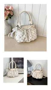 Dettaglio borsa a mano plissettata a pois bianchi, elegante borsa a tracolla da donna con perle.