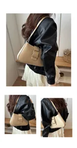 Vista di dettaglio dell'elegante borsa a tracolla baguette beige con fibbia metallica autunnale.