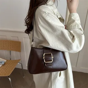 Borsa a spalla da donna elegante con fibbia in metallo chic, accessorio autunnale versatile.