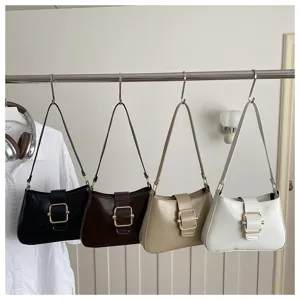 Vista dettagliata della borsa a spalla chic con fibbia metallica elegante e finitura liscia.