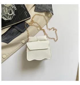 Süße weiße PU-Leder Umhängetasche für Kinder mit Schleife und goldener Kette für Mädchen.