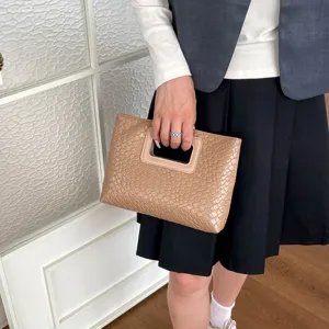 Elegante borsa a mano marrone intrecciata da donna, pochette chic con manico per uso quotidiano.