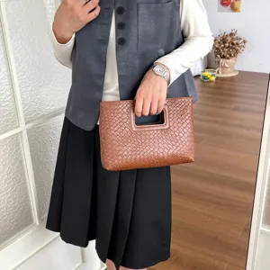 Elegante borsa a mano in pelle intrecciata marrone da donna, borsa chic per tutti i giorni.