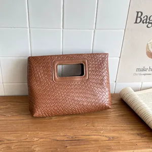 Borsa a mano in pelle intrecciata marrone, elegante pochette con manico per donne alla moda.