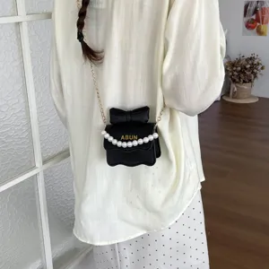 Süsses mini schwarzes Umhängetasche mit Schleife Perlenkette, perfekt für kleine Mädchen.