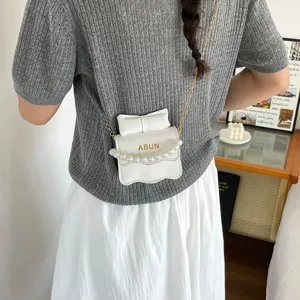 Süße weiße Kinder Umhängetasche mit Schleife, Perlenkette und stilvollem Design für Mädchen.
