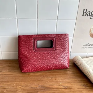 Borsa a clutch in pelle intrecciata rossa con manico ritagliato da sera per donna.
