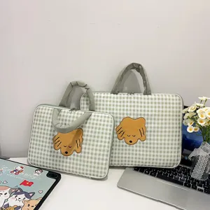 Custodia per laptop a quadri verdi con ricamo di cucciolo carino, borsa per computer pratica e chic.