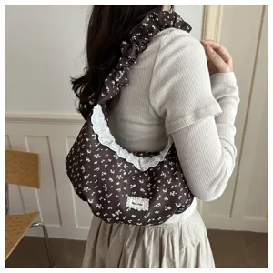 Vista dettagliata di una borsa a spalla plissettata floreale coreana, marrone con bordo in pizzo.