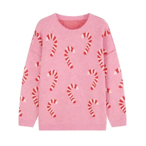 Roze oversizedtrui met ronde hals en feestelijk rood-witte zuurstokgebreide patronen.