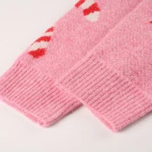 Roze gebreide truimouw detail, zachte textuur en gezellige winterstijl voor dagelijks.