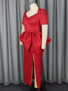 Atemberaubendes rotes Abendkleid mit kurzen Ärmeln, großer Taillenschleife und Frontschlitz.