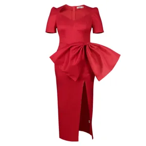 Elegantes rotes Abendkleid mit kurzen Ärmeln, Herz-Ausschnitt, auffälliger Schleife und Beinschlitz.