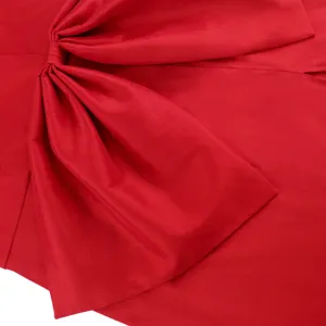 Rotes Abendkleid Schleife Detail Nahaufnahme Stoff Textur elegante Mode Bankett Party Outfit