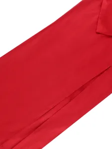 Rotes Abendkleid Detailansicht aus Satin mit eleganter Beinschlitz und Schleife.