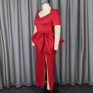 Rotes Abendkleid mit kurzen Ärmeln, V-Ausschnitt, großer Schleife und vorderem Schlitz.