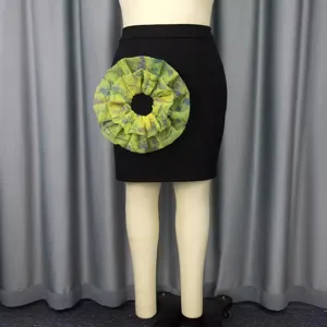 Details of the women contrast color floral spliced pencil skirt, back 3D floral decoration.