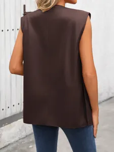 Vista trasera del chaleco sin mangas de piel sintética PU para mujer, costuras limpias.
