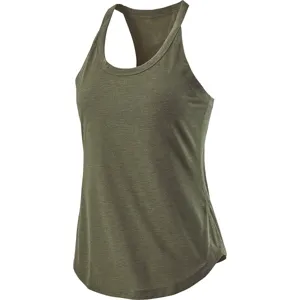 Gruenes sportliches Racerback-Traegerloeset fuer Damen, ideal fuer Fitness, Yoga und Training.