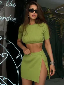 Sexy conjunto de punto verde crop top y falda con abertura de botones para mujer.
