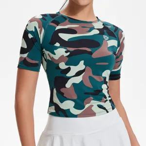 Λεπτομέρεια του αθλητικού crop top με παραλλαγή, δείχνοντας τη στενή εφαρμογή και το ύφασμα.