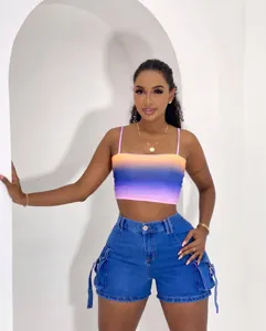 Vista dettagliata di top a tubo sfumato da donna e pantaloncini cargo in denim lavato blu.