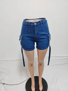 Meraviglioso dettaglio di eleganti pantaloncini di jeans da donna con tasche cargo.
