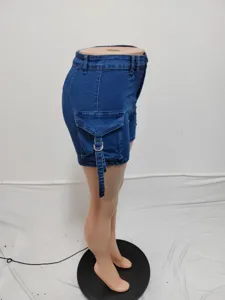 Pantaloncini cargo in denim blu da donna con tasche laterali, vita alta elasticizzata, vista laterale.