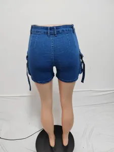 Dettagli dei pantaloncini di jeans blu da donna a vita alta con tasche e lacci laterali.
