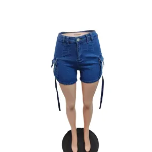 Dettaglio shorts in denim blu cargo, tasche laterali e fettucce, tessuto elasticizzato slim.
