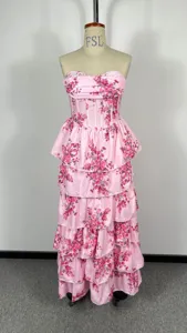Rosa florales trägerloses gestuftes langes Kleid, sexy rückenfreies Urlaubskleid Maxi.