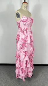 Detailansicht des rosa floralen, trägerlosen, gestuften Maxikleids mit Rüschenvolants.