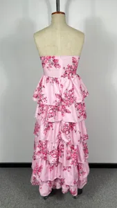 Rückseitiges Detail des rosa ärmellosen Etagenkleids mit Blumenmuster für den Sommer.