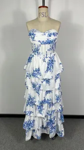 Blau-weisses florales trägerloses gestuftes Maxikleid, elegante Urlaubs-Damenbekleidung.