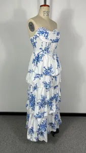 Detailansicht des eleganten, trägerlosen blauen Blumen-Etagenkleides für Damen.