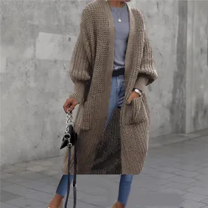 Langer grobgestrickter Cardigan Pullover mit kuscheligen Laternenärmeln und offener Vorderseite.