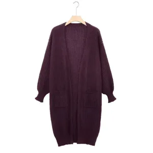 Detailansicht der langen Strickjacke, gemütliche Laternenärmel und weicher Stoff.