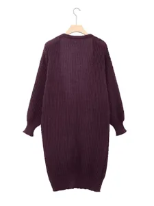 Detailansicht langer Strickjacke, lässiger, weiter Schnitt mit Ballonärmeln in dunklem Lila.
