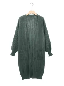 Detailansicht des dunkelgruenen langen Damen Strickjacke Pullovers mit Laternenärmeln.