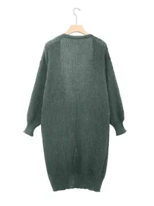 Detailansicht des dunkelgrünen, langen Strickcardigans mit lockeren Laternenärmeln.