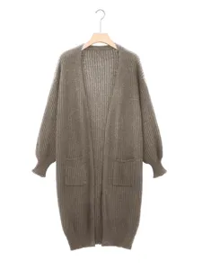 Detailansicht der langen Strickjacke mit weicher Grobstrick Textur und gemütlicher Passform.