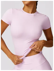 Nahaufnahme Detail des rosa Damen Kurzarm Fitness Oberteils, feuchtigkeitsableitend.