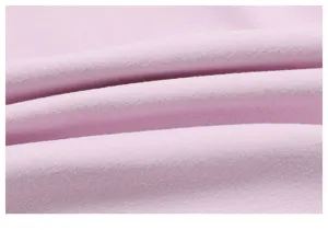 Nahaufnahme des hellrosa schnelltrocknenden Yogastoffes, weiche Textur und feines Gewebe.