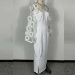 Gedetailleerd uitzicht van de witte slanke jurk met elegante transparante bloemenmouwen.