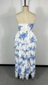Atemberaubendes trägerloses rückenfreies Stufenkleid mit elegantem blau-weißem Blumenmuster.