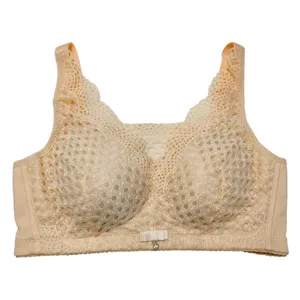 Primo piano dettagliato del reggiseno in pizzo traspirante color albicocca chiarissimo.