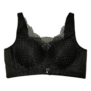 Dettaglio del reggiseno in pizzo nero senza ferretto con delicato bordo floreale e pendente.